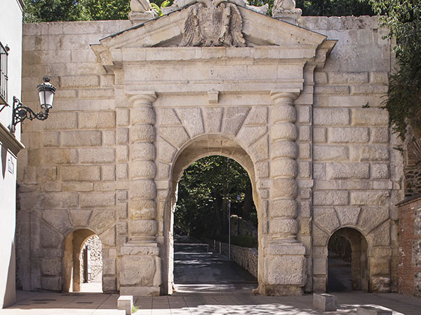 Gate of the Pomegranates, the main access from the city to the precinct of the Alhambra, designed by Pedro Machuca and inspired by the work of Giulio Romano for the Palazzo Te in Mantua. It stands on the site of a former Islamic gate