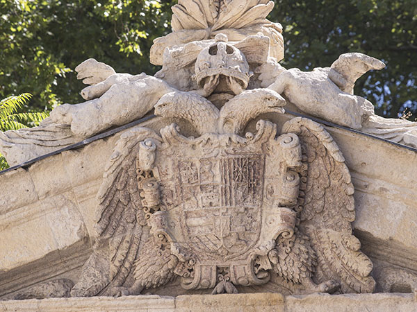 Coat-of-arms of the Emperor above the Gate of the Pomegranates, so named for the large decorative features that appear on it