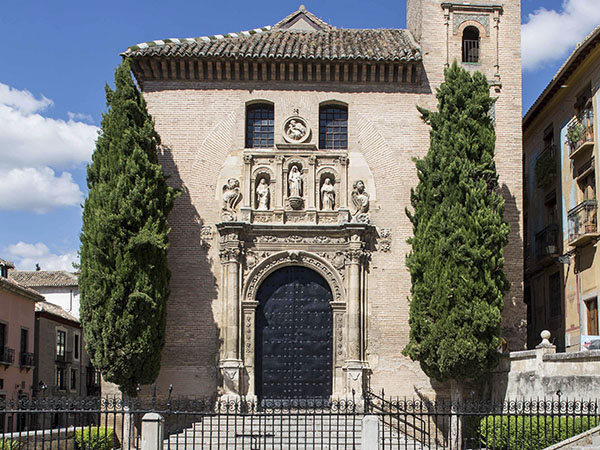 Exterior of the church of Santa Ana, built in a Mudejar style that combines the construction techniques of Al-Andalus with Castilian decorative repertoires