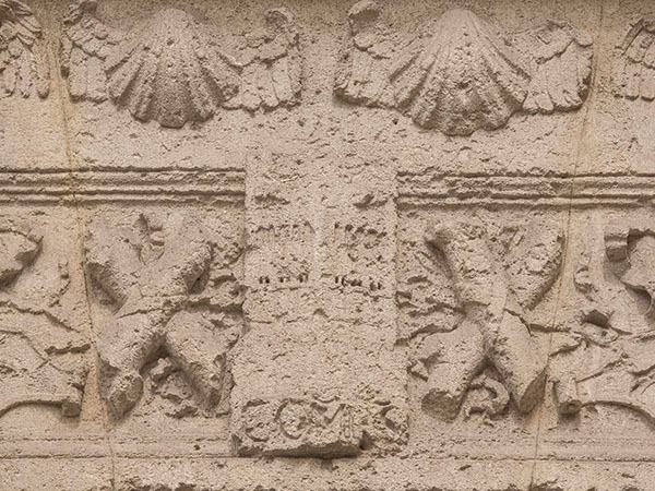 Detail of the doorway, with the Comares Tower appearing on the keystone. This was the place where the Capitulations of Granada were signed in the presence of Hernando de Zafra, Secretary to the Catholic Monarchs