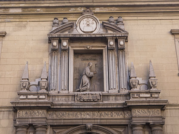 Niche with the figure of Saint John of God, founder of the Order of Hospitallers