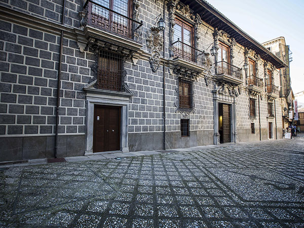 The façade of La Madraza preserves the false architectural decoration it acquired in the 18th century