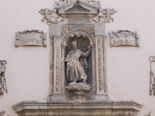 Niche over the main portal with the figure of Saint Matthew, for whom the Emperor felt special devotion because he had been born on the saint’s feast day