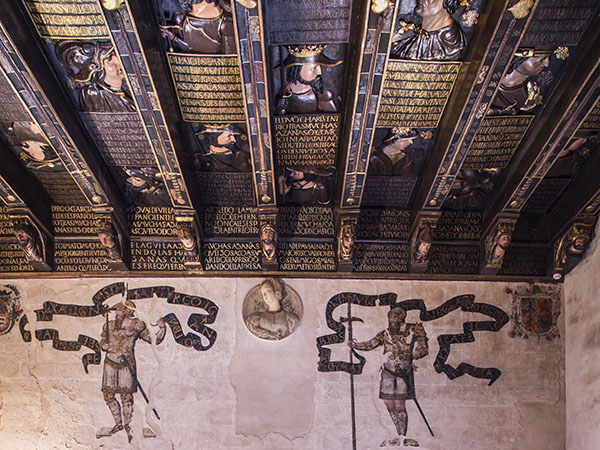 Interior of the ‘Golden Square’, the main room in the house, with decoration extolling its inhabitants, the Granada Venegas family, nobles of Nasrid origin who converted to Christianity