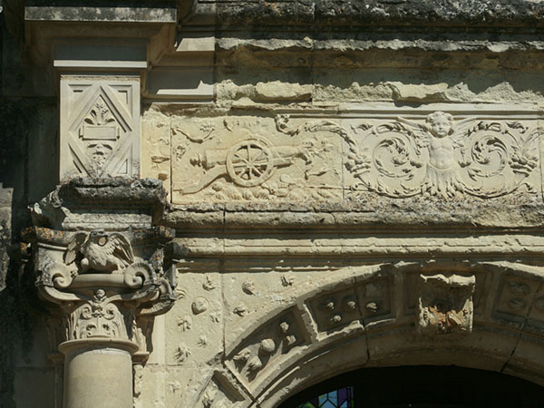 Jehan de Seigné Chapel, Bléré, decorated entablature with canons and flaming canonballs