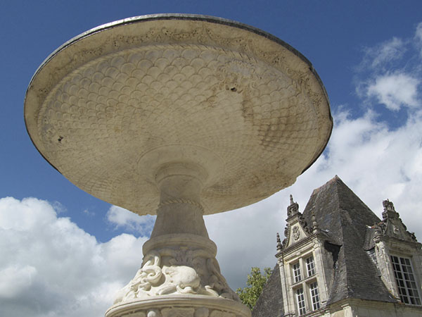 Château de Villesavin, the bassin of the fountain