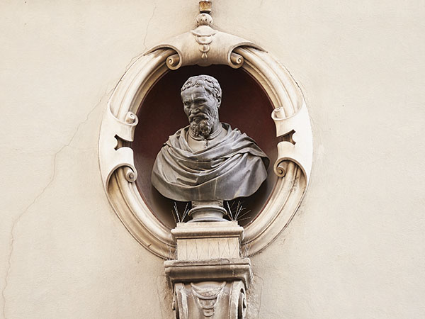 Bust of Michelangelo Buonarroti above the main entrance of Casa Buonarroti